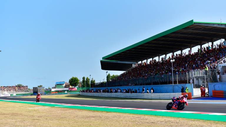 MotoGp a Misano, tanto pubblico e sfilata di vip, dall’autore Claudio Santamaria al pilota F1 Kimi Antonelli - Gallery