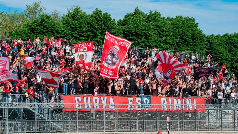 Un’immagine della curva Est dello stadio Romeo Neri foto MOROSETTI