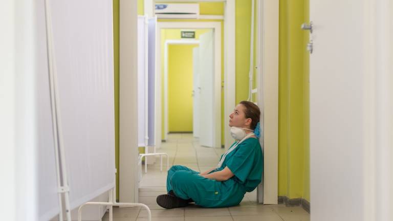 Rimini, crollo emotivo di medici e infermieri: uno su due è sotto stress e arriva il supervisore per assistenti sociali