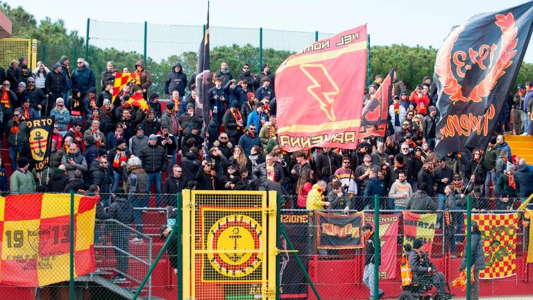 I tanti tifosi del Ravenna presenti sugli spalti dello stadio Calbi di Cattolica (Morosetti)