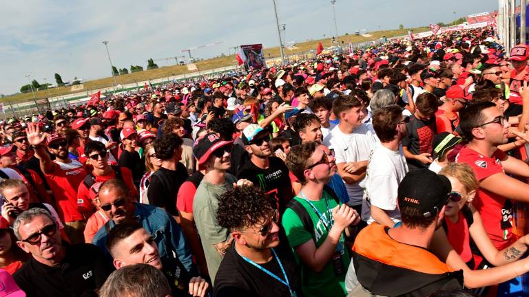 Il pubblico ieri al Gran Premio dell’Emilia Romagna di motociclismo (foto Fini)