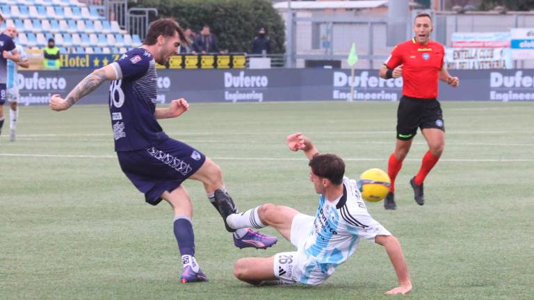 Tomas Lepri toccato duro da Stefano Di Mario lunedì a Chiavari: il difensore riminese sarà poi espulso poco prima del triplice fischio foto LUCA SANGUINETI