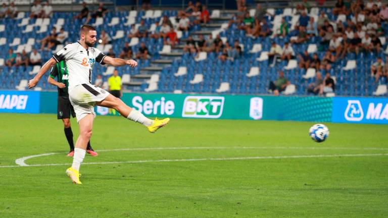 Il gol realizzato da Marco Curto in Sassuolo-Cesena 2-1 (foto Luigi Rega)