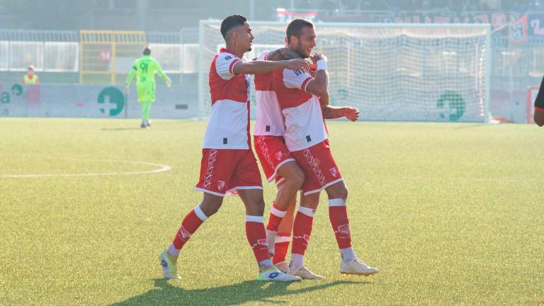 Parigi festeggiato dopo il gol del pareggio (foto Morosetti)