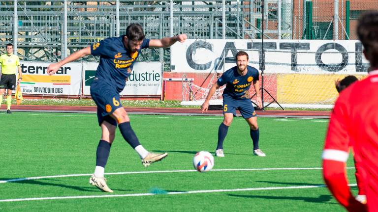 Andrea Venturini osserva la conclusione di Matteo Rossetti domenica al Calbi nel derby contro il San Marino (Morosetti)