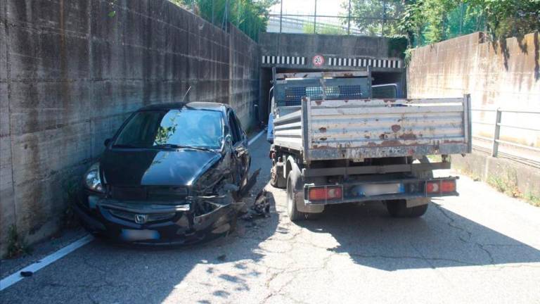 Cesena, incidente nel sottopasso: auto schiacciata da un autocarro a San Cristoforo