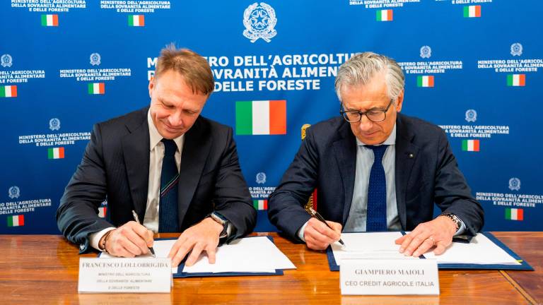 La firma del protocollo del ministro Francesco Lollobrigida e dell’amministratore delegato di Crédit Agricole Italia Giampiero Maioli