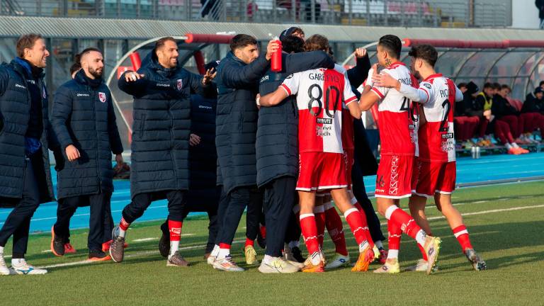 La squadra biancorossa festeggia la cinquina contro il Pontedera al Romeo Neri