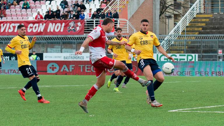 L’attaccante biancorosso Giacomo Parigi al volo di destro colpirà la traversa (foto TOMMASO MOROSETTI)