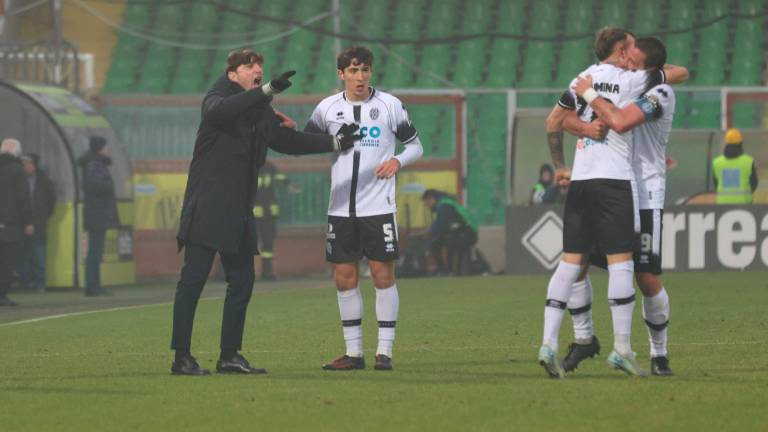 Michele Mignani, Leonardo Mendicino, Antonino La Gumina e Giuseppe Prestia dopo l’1-1 (foto Zanotti)