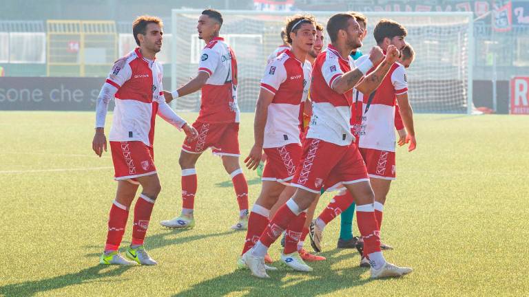 Giacomo Parigi esulta con i suoi compagni dopo il gol del pareggio allo scadere contro la Torres