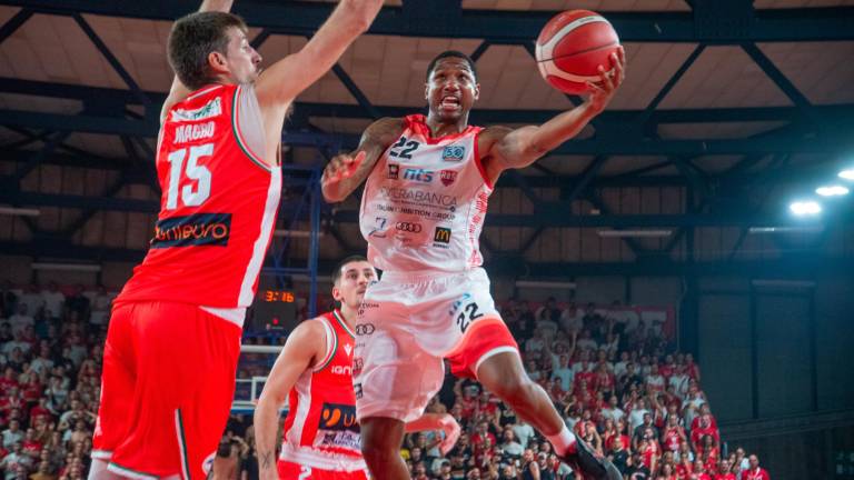 Gerald Robinson e Daniele Magro nel derby del Flaminio. Rispetto a quel giorno, Rimini ha mantenuto il suo livello e Forlì è cresciuta sensibilmente foto morosetti