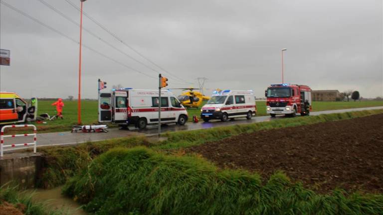 Cesena, terribile incidente: un’ambulanza si scontra con un furgone, tre feriti uno è gravissimo VIDEO GALLERY