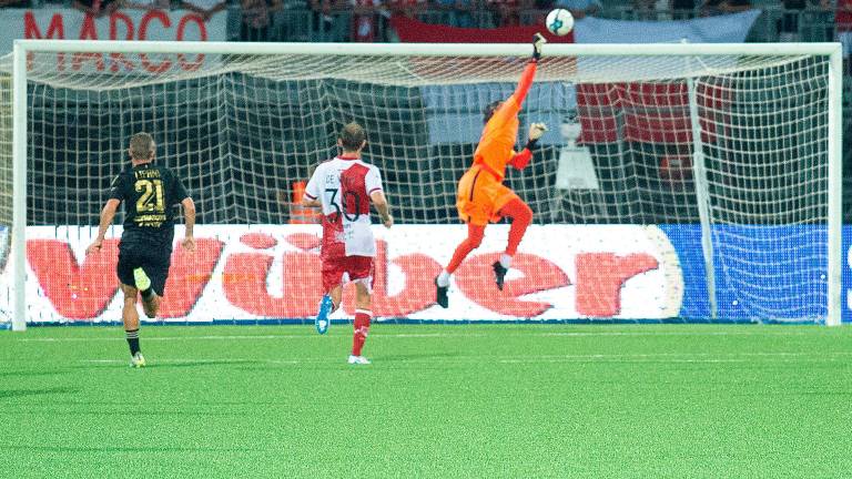 Una bella parata sopra la traversa del portiere biancorosso Simone Colombi