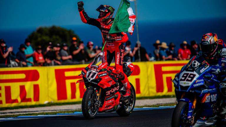 Superbike, Bulega domina gara-1 a Phillip Island