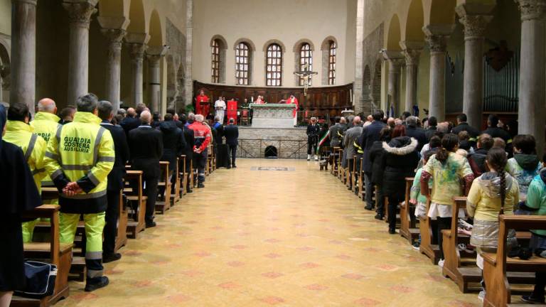 Ravenna. Basilica di San Francesco affollata per la messa per Santa Barbara, patrona dei vigili del fuoco. Il dono dei bambini