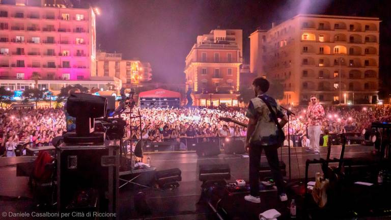 Riccione. La Notte rosa fa il pieno con Dargen D’Amico e i Neri per caso