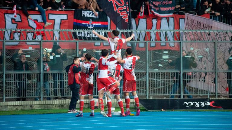 Lorenzo Malagrida viene portato in trionfo dai suoi compagni dopo il 2-0 contro il Trapani foto TOMMASO MOROSETTI