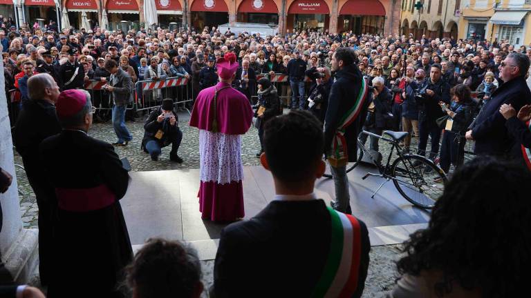 Cesena. Bagno di folla in piazza del Popolo per l’abbraccio con il nuovo vescovo Caiazzo. FOTO GALLERY