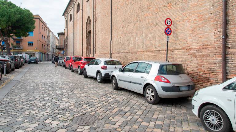 Rimini e i parcheggi selvaggi in centro: raffica di multe, rimozioni e offese - Gallery