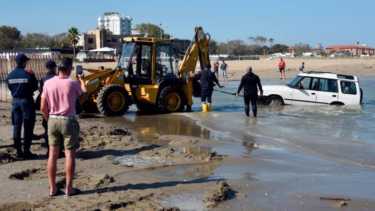 Riccione, prova a guadare la foce del Marano col fuoristrada ma rimane incagliato - Gallery