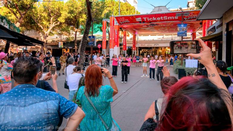 Riccione. La Notte rosa fa il pieno con Dargen D’Amico e i Neri per caso