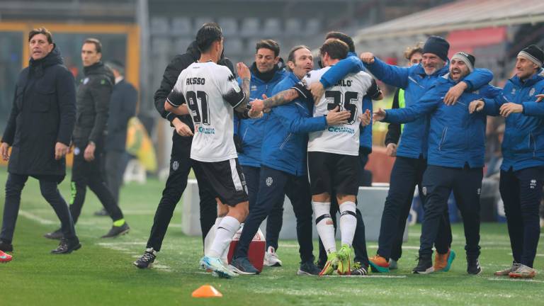 Giacomo Calò festeggiato dalla panchina bianconera dopo il gol (foto Luigi Rega)