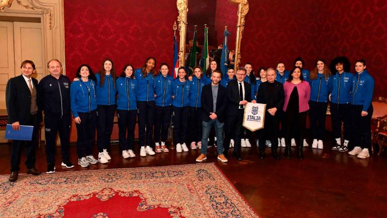 Le azzurre con il presidente federale e le autorità in Municipio foto fip