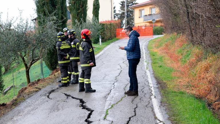 Imola, a Pieve Sant’Andrea 35 evacuati per la crepe che si aprono sulla strada