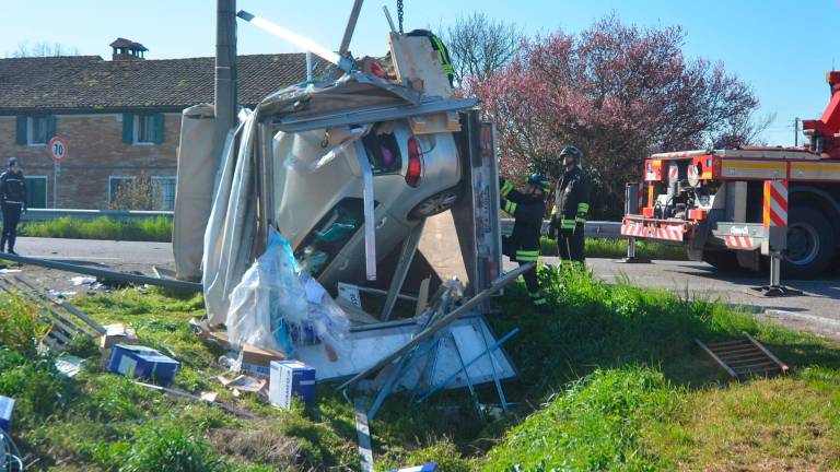 Le operazioni di recupero del camion e dell’auto all’interno (Fiorentini)