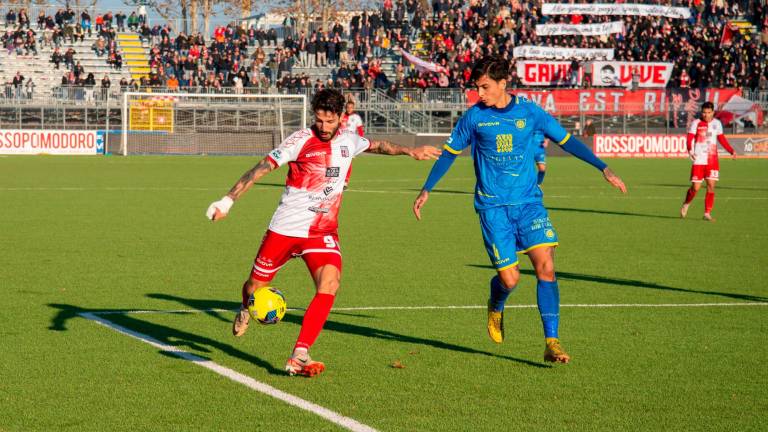 Claudio Morra contrastato da Julian Illanes nel vittorioso match casalingo contro la Carrarese foto MOROSETTI