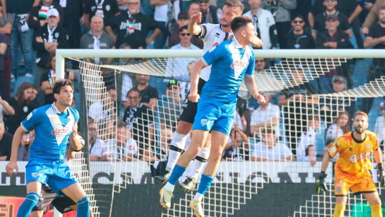 Giuseppe Prestia in elevazione contro Ante Juric durante Cesena-Brescia