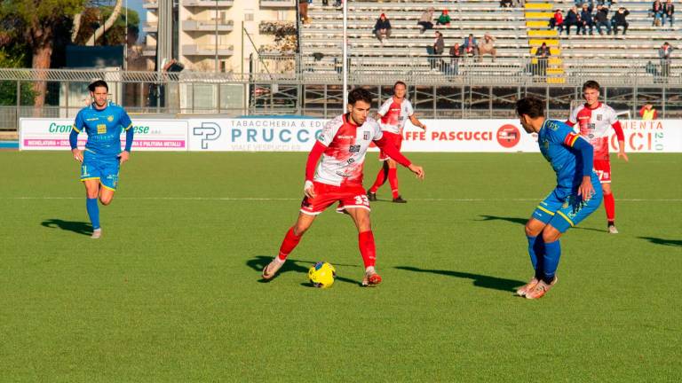 Il centrocampista centrale con compiti di regia Christian Langella in azione contro la Carrarese foto TOMMASO MOROSETTI