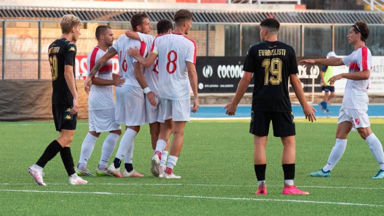 L’attaccante biancorosso Giacomo Parigi abbracciato dai compagni di squadra (foto TOMMASO MOROSETTI)