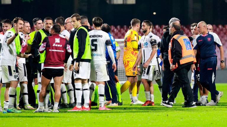 L’arbitro Scatena di Avezzano circondato dai giocatori del Cesena dopo l’assurdo triplice fischio a cancellare la potenziale palla-gol dei bianconeri (foto Luigi Rega)