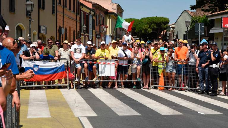 Tour de France a Cesenatico: lo spettacolo della partenza in un mare di folla - VIDEO GALLERY