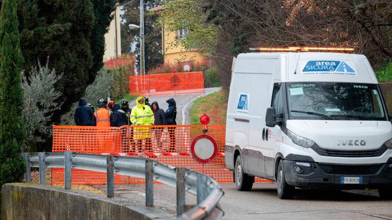 Imola, a Pieve Sant’Andrea 35 evacuati per la crepe che si aprono sulla strada