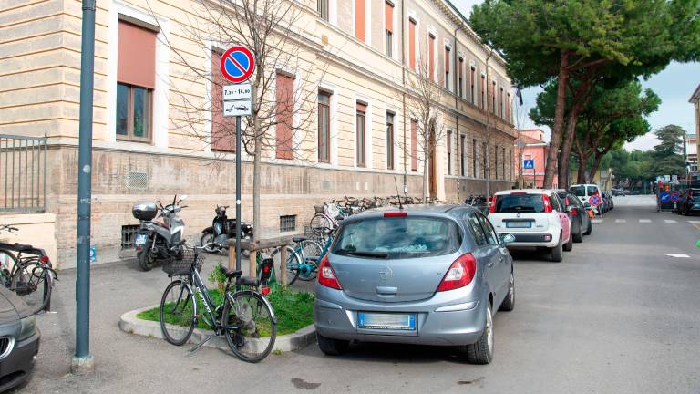 Rimini e i parcheggi selvaggi in centro: raffica di multe, rimozioni e offese - Gallery