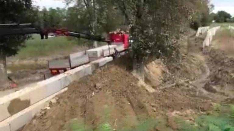 Alluvione, a Faenza lotta contro il tempo per l’argine a protezione del Borgo