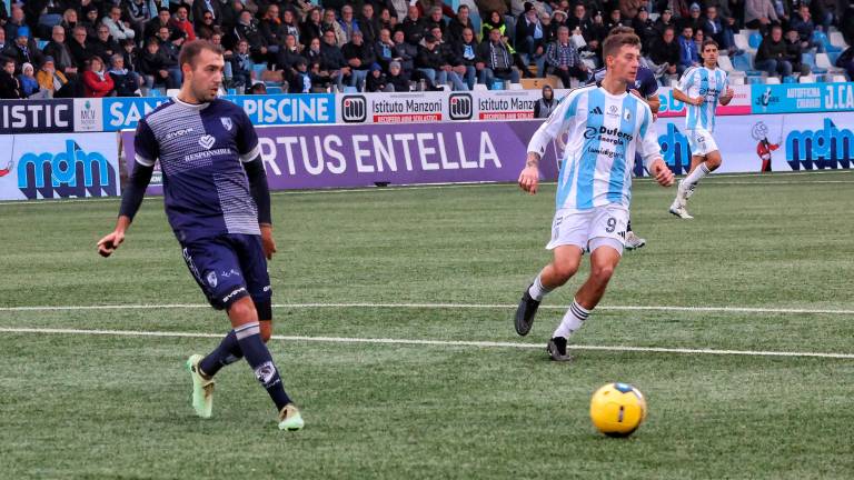 Un appoggio di Gabriele Bellodi al Comunale di Chiavari pressato dall’attaccante della Virtus Entella, Davide Castelli (foto Sanguineti)