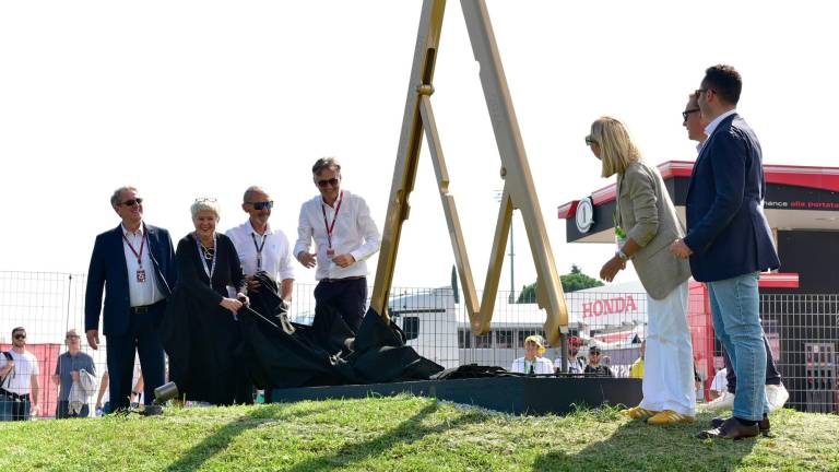 L’inaugurazione del monumento dedicato al “Compasso d’oro” vinto dal circuito