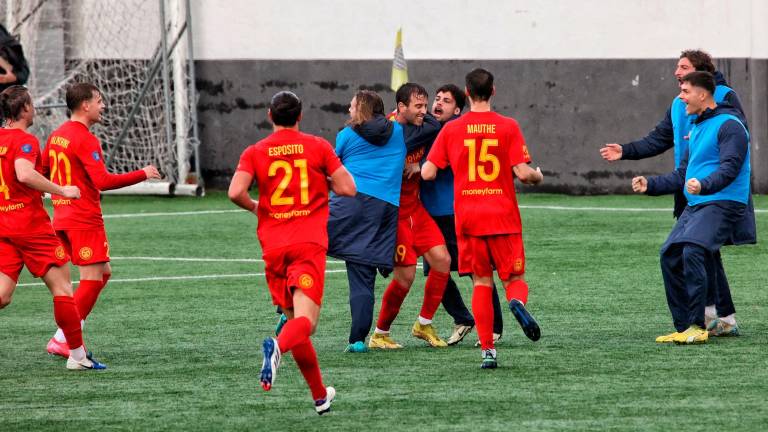 La squadra giallorossa festeggia il momento vantaggio di Francesco Manuzzi