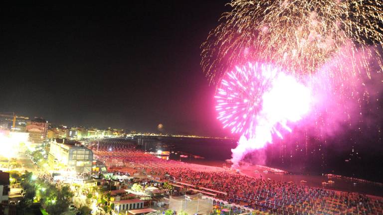 Rimini, proposta shock: referendum per dire sì o no alla Notte Rosa