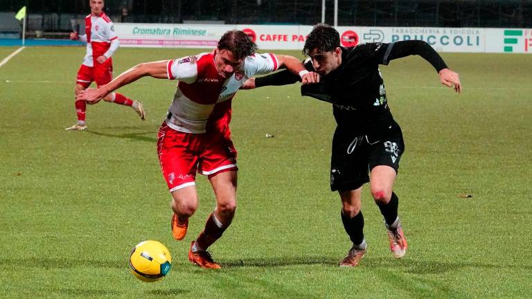 Marco Garetto si strattona con il centrocampista carpigiano Matteo Figoli