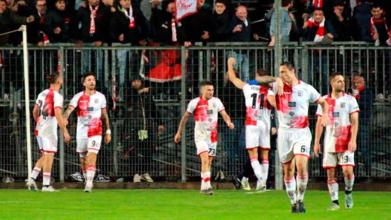 L’esultanza di Iacopo Cernigoi dopo il gol vittoria a Gubbio negli scorsi play-off