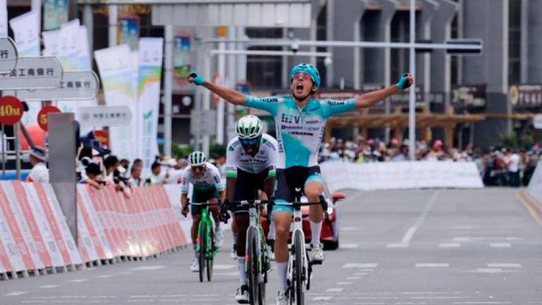 Impresa del faentino Tarozzi: in Cina vince la terza tappa del Tour of Qinghai Lake ed è il leader della classifica generale