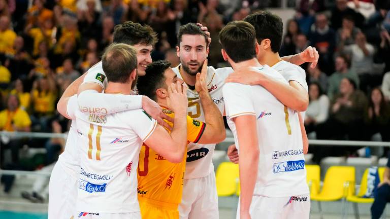 Antonino Russo esulta con i compagni di squadra a Porto Viro foto legavolley.it