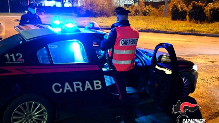 Cesena, 50enne alla guida senza mai avere avuto la patente: scappa alla vista dei Carabinieri e si schianta contro una casa