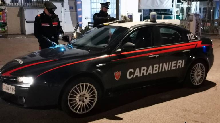 Longiano, sfreccia davanti ai Carabinieri su una moto senza targa: 18enne denunciato