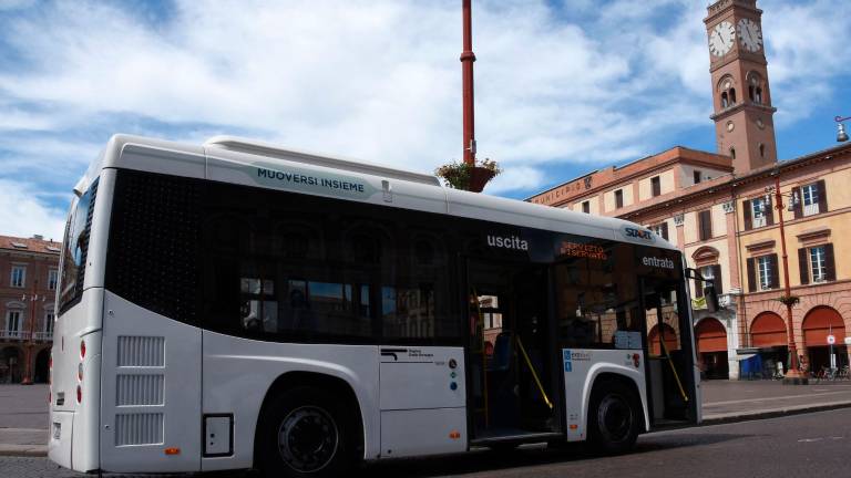 Un mezzo di Start Romagna in piazza Saffi foto blaco